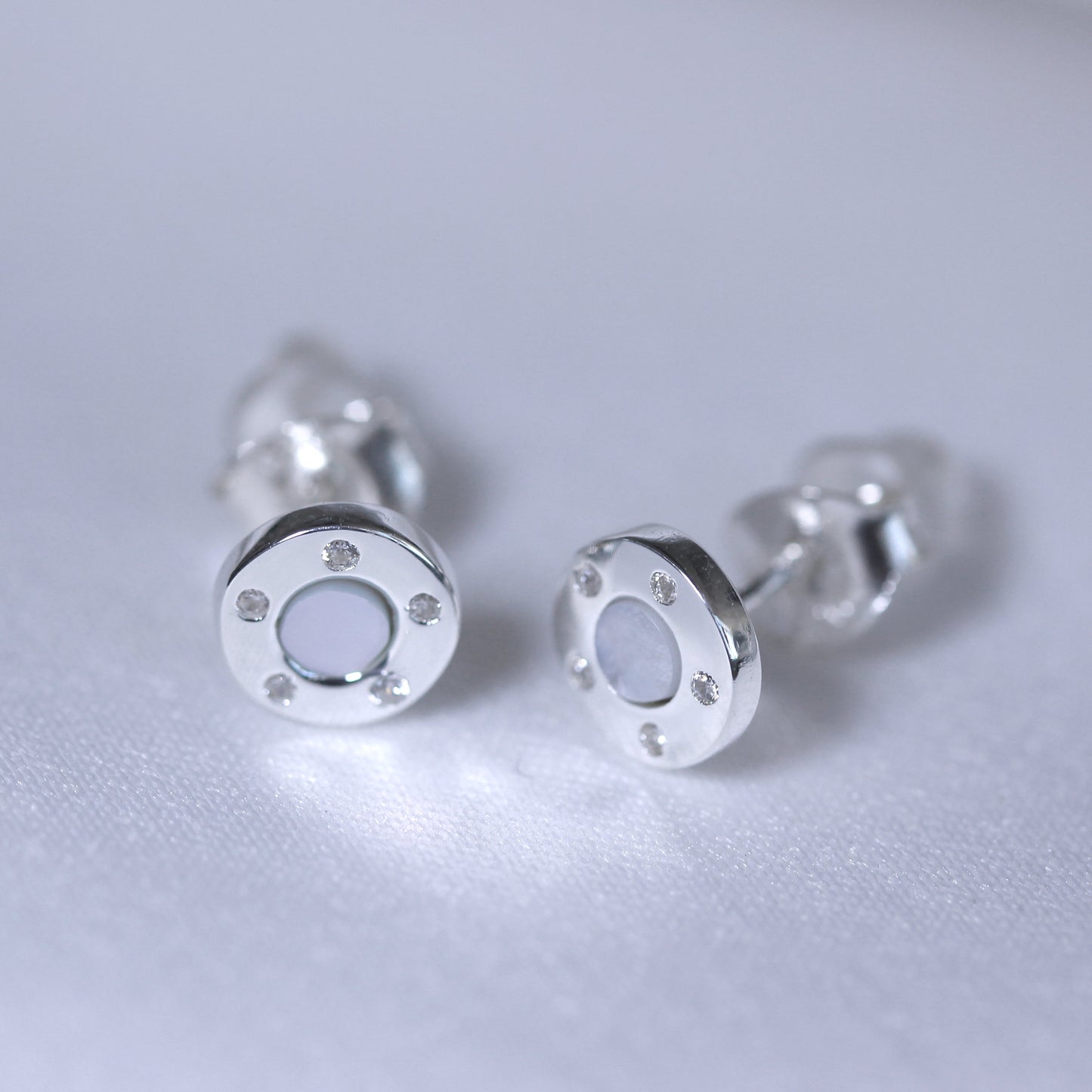 Boucles d'oreilles à tige rondes en argent sterling, nacre et zircone cubique