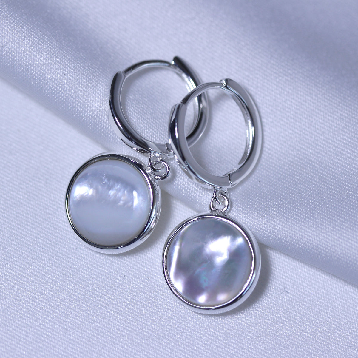 Boucles d'oreilles créoles rondes en argent sterling avec breloques en nacre