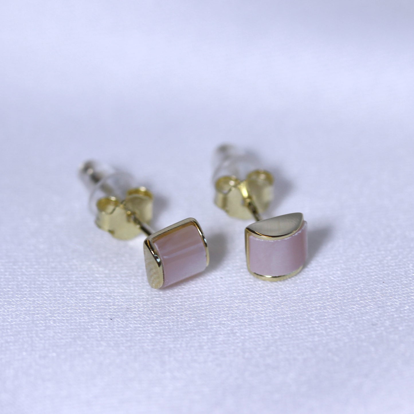 Boucles d'oreilles à tige en argent sterling plaqué or avec nacre bombée