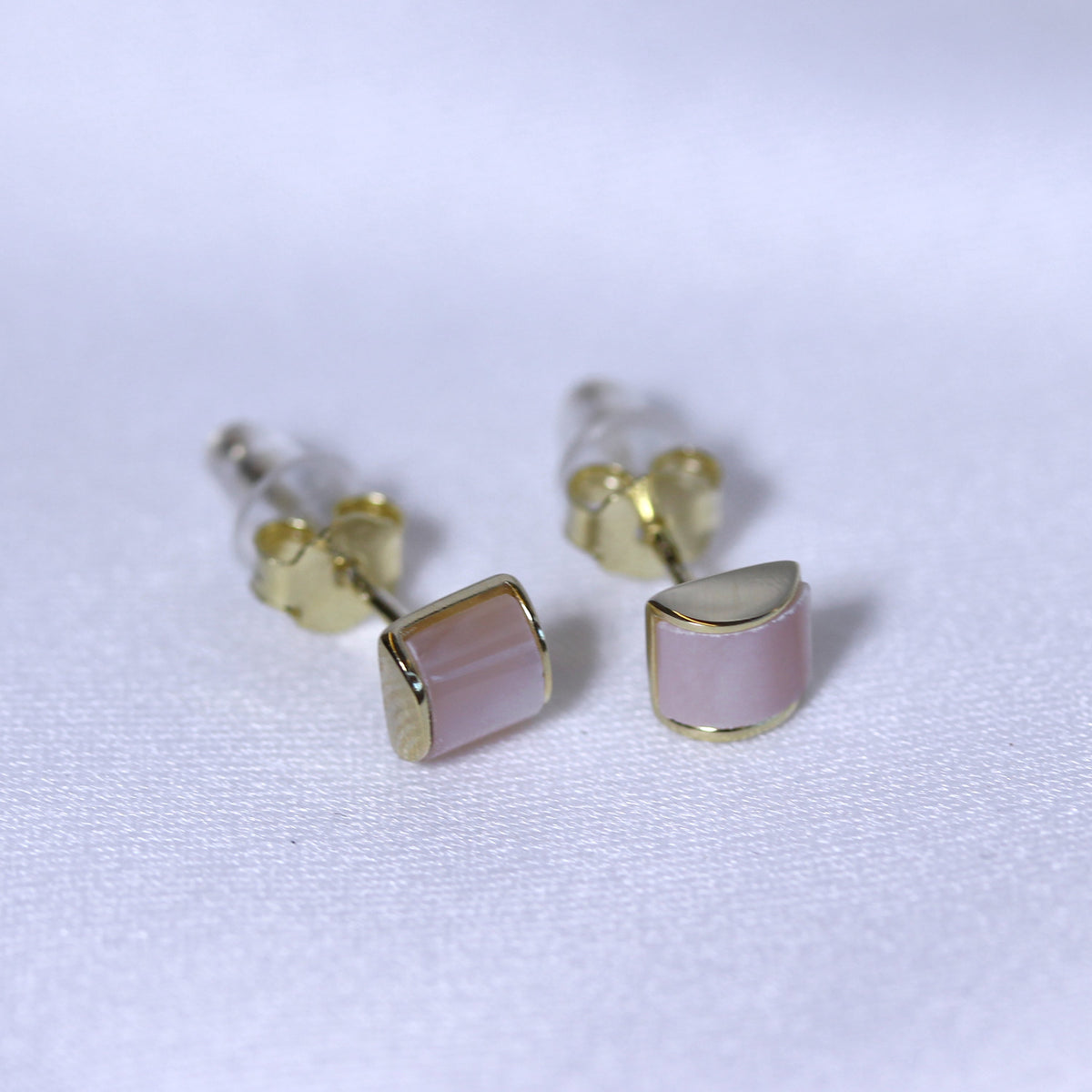 Boucles d'oreilles à tige en argent sterling plaqué or avec nacre bombée