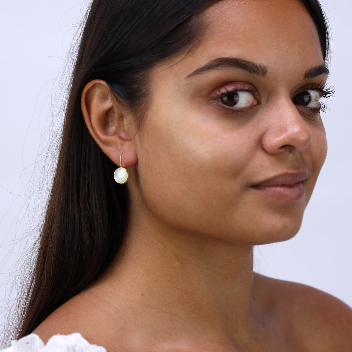 Boucles d'oreilles pendantes rondes en argent sterling plaqué or et nacre