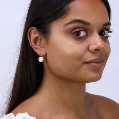 Boucles d'oreilles pendantes rondes en argent sterling plaqué or et nacre