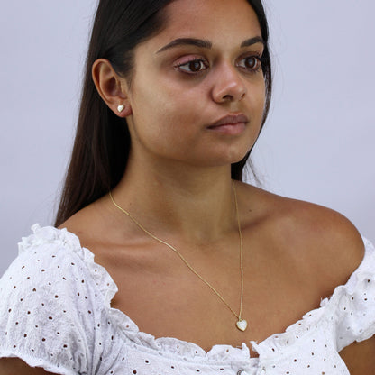 Boucles d'oreilles à tige en argent sterling plaqué or en forme de cœur en nacre