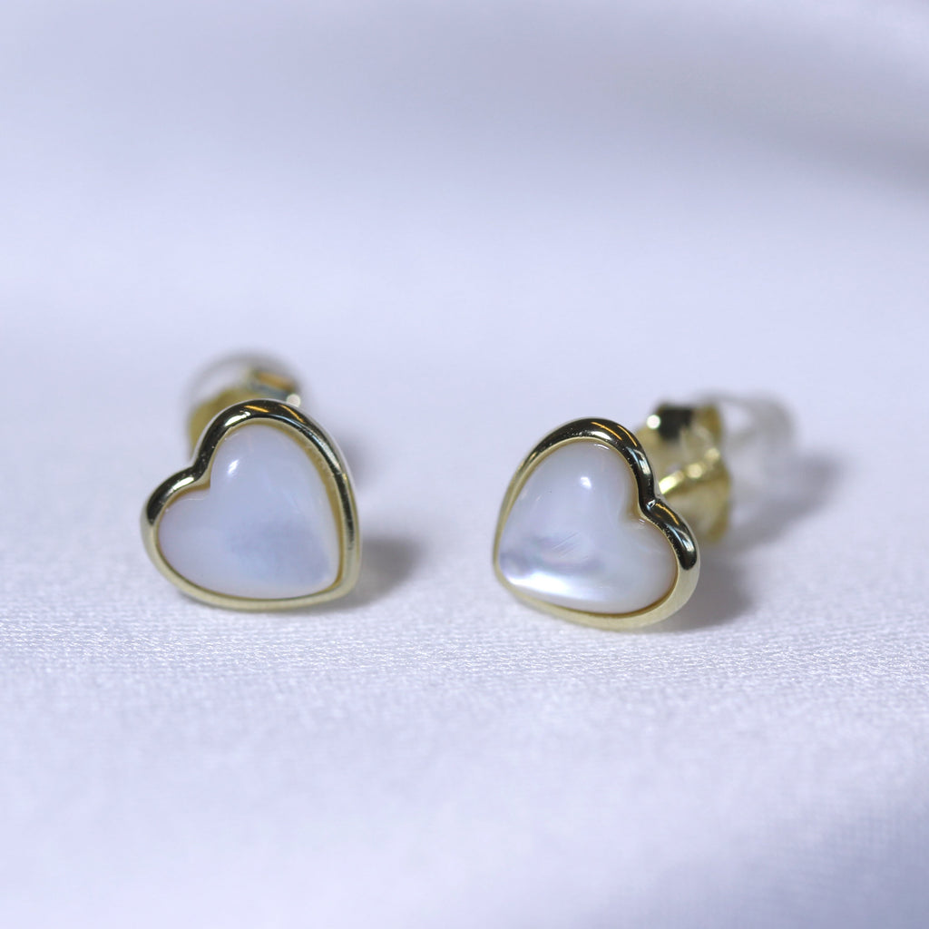 Boucles d'oreilles à tige en argent sterling plaqué or en forme de cœur en nacre