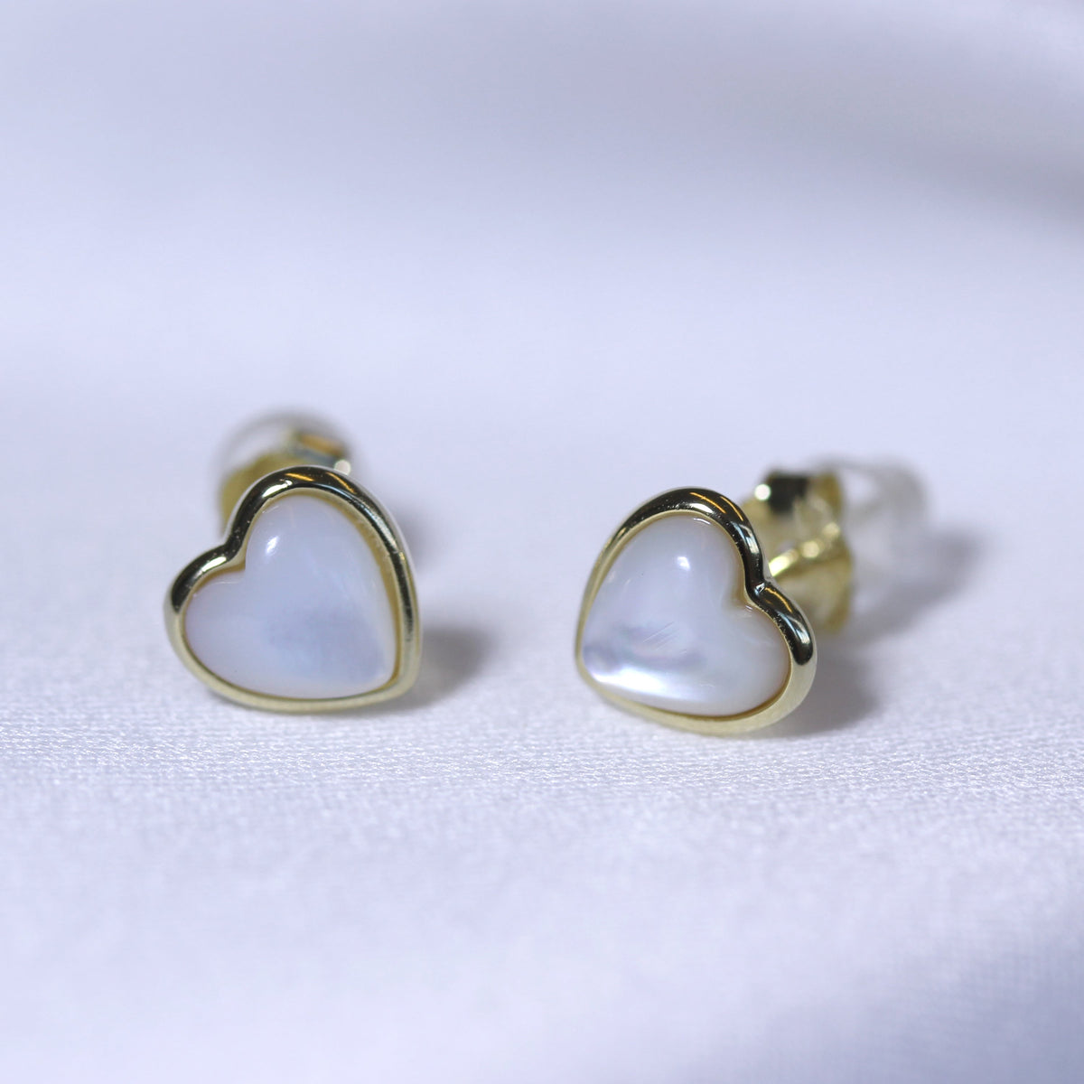 Boucles d'oreilles à tige en argent sterling plaqué or en forme de cœur en nacre