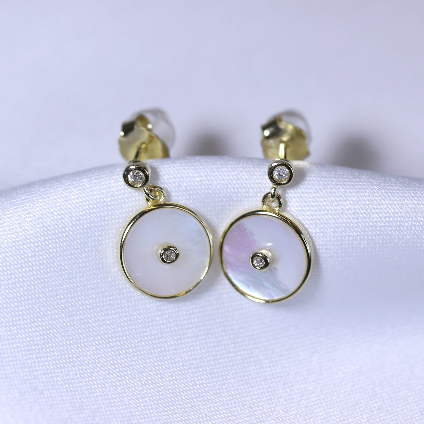Boucles d'oreilles rondes en argent sterling plaqué or avec nacre et zircone cubique