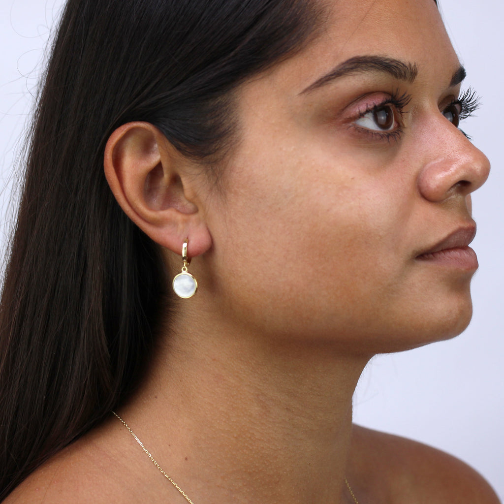 Boucles d'oreilles créoles rondes en argent sterling plaqué or avec breloques en nacre