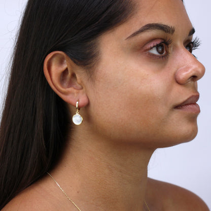 Boucles d'oreilles créoles rondes en argent sterling plaqué or avec breloques en nacre