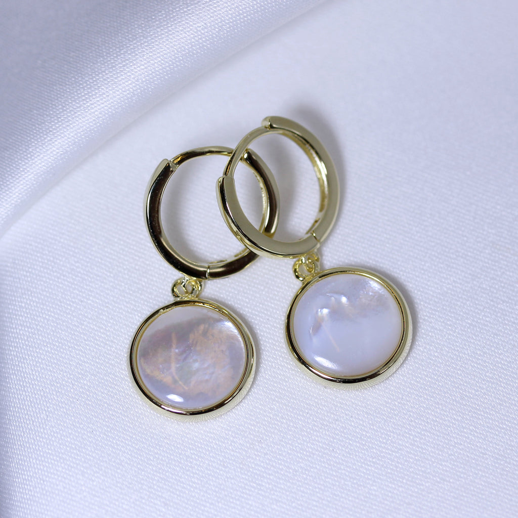 Boucles d'oreilles créoles rondes en argent sterling plaqué or avec breloques en nacre