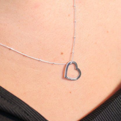 Collier personnalisé en argent sterling avec nom et cœur ouvert