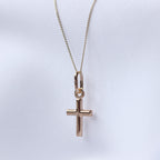 Collier croix unie en or jaune 9 carats - 50 à 55 cm