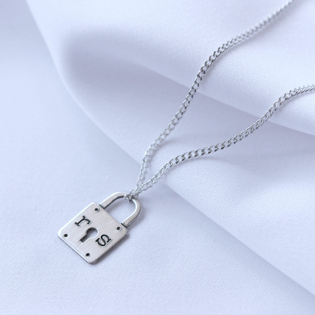 Collier sur mesure en argent sterling avec cadenas à trou de serrure de 40 à 71 cm
