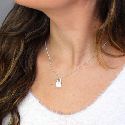 Collier cadenas sur mesure en argent sterling avec initiales, 40 à 71 cm