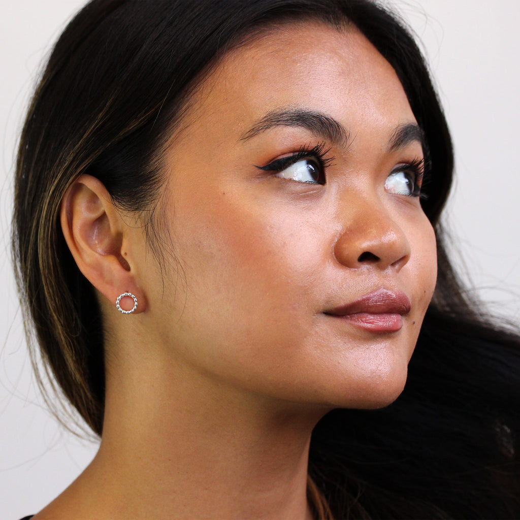 Boucles d'oreilles à tige en argent sterling avec perles à pompon et cercle Karma