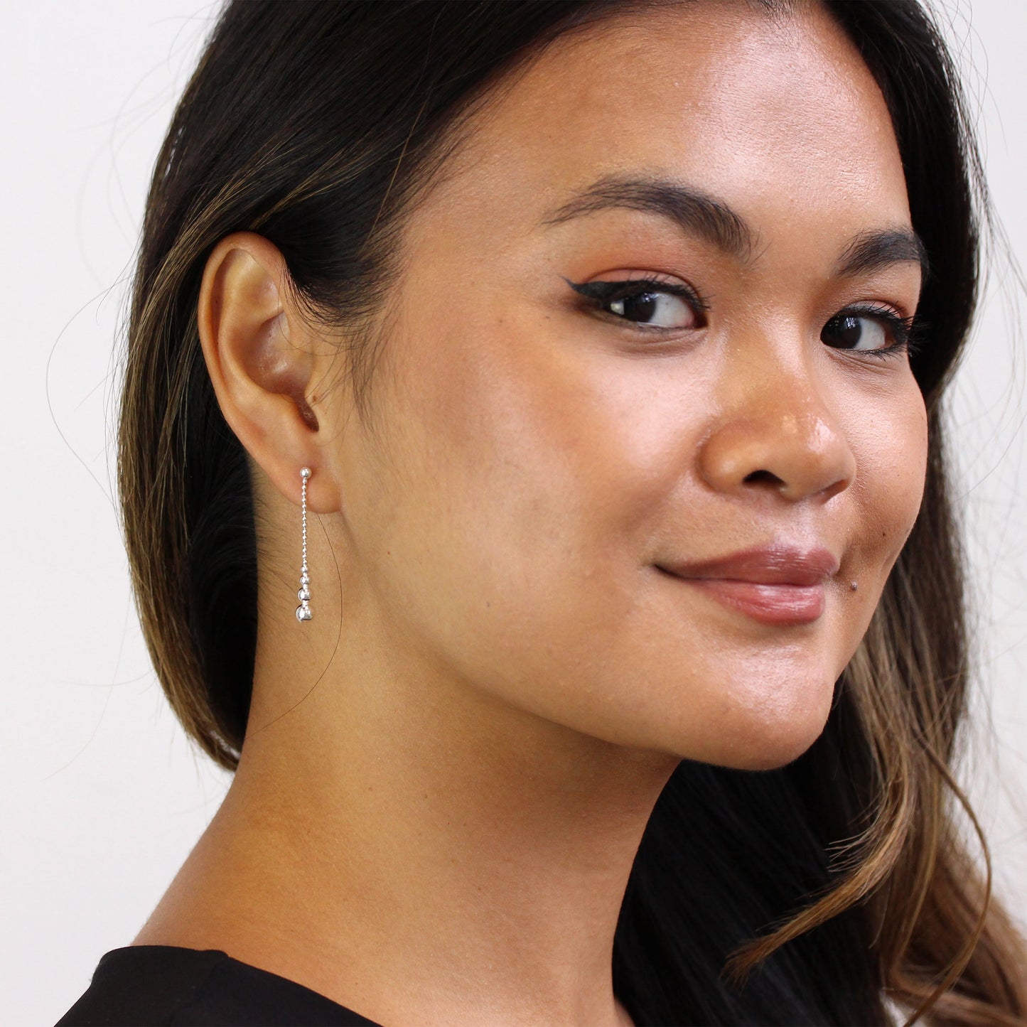 Boucles d'oreilles pendantes en argent sterling avec boules perlées