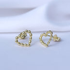 Boucles d'oreilles à tige en argent sterling plaqué or avec perles en forme de cœur