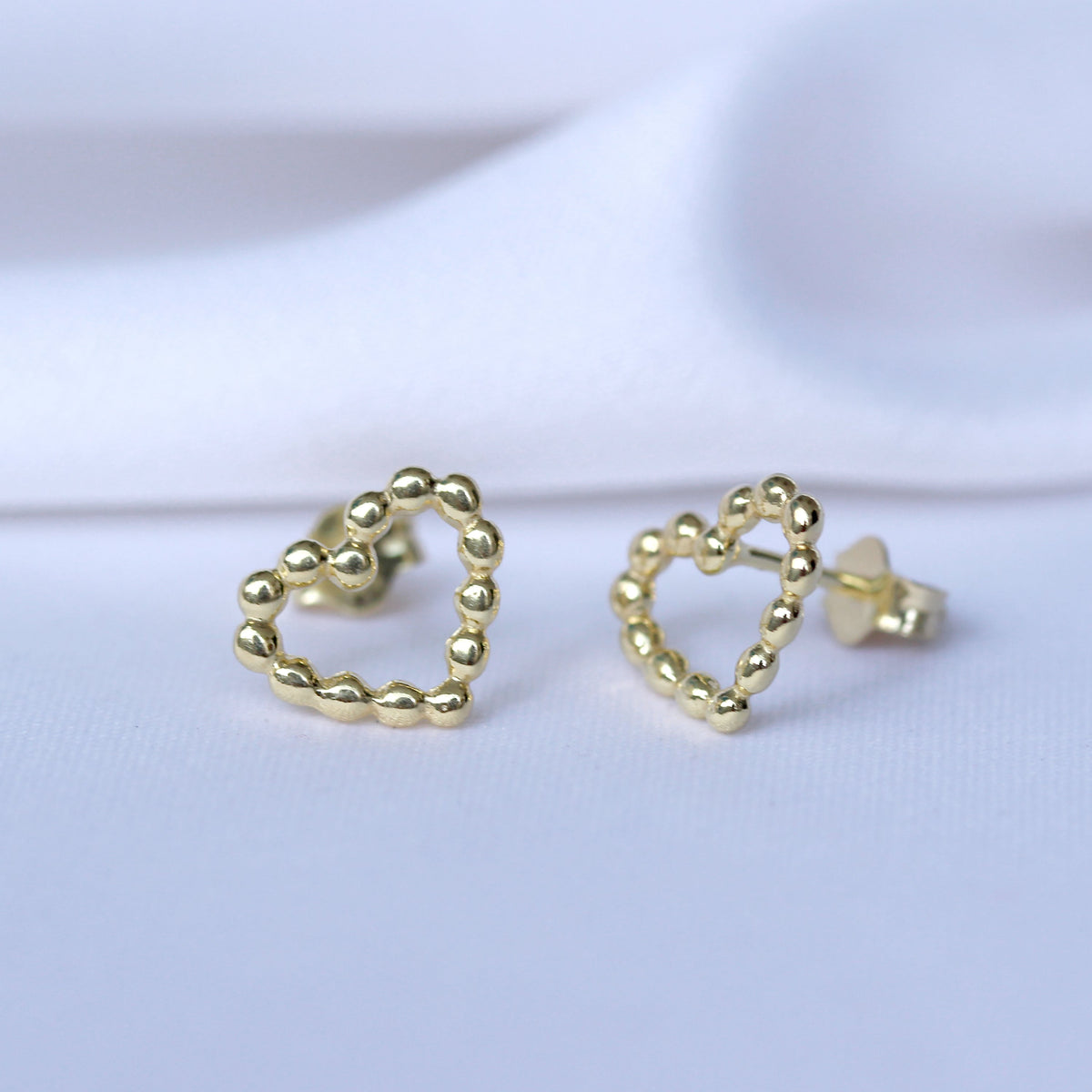 Boucles d'oreilles à tige en argent sterling plaqué or avec perles en forme de cœur