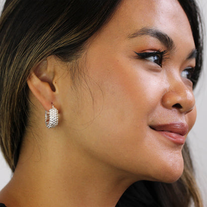 Boucles d'oreilles créoles rondes épaisses en argent sterling avec perles à pompons