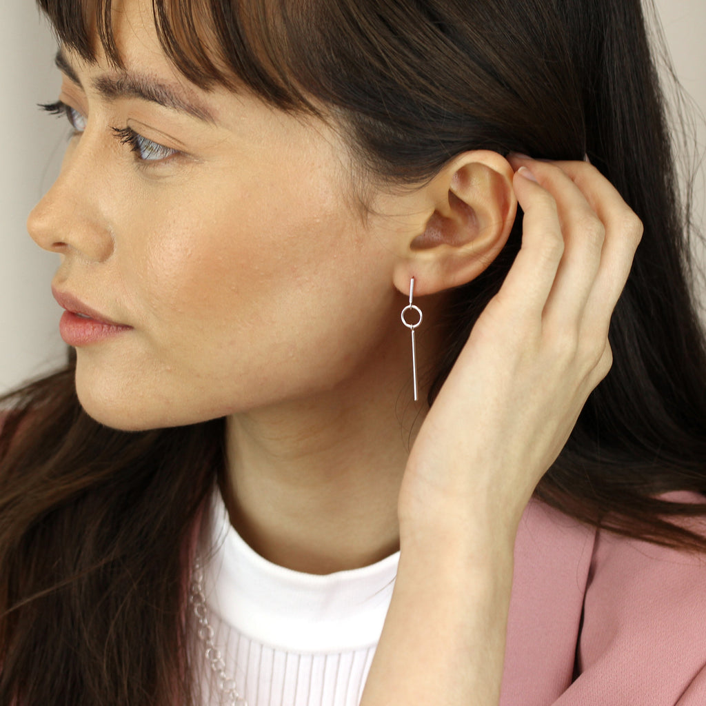 Boucles d'oreilles pendantes minimalistes en argent sterling avec barre circulaire