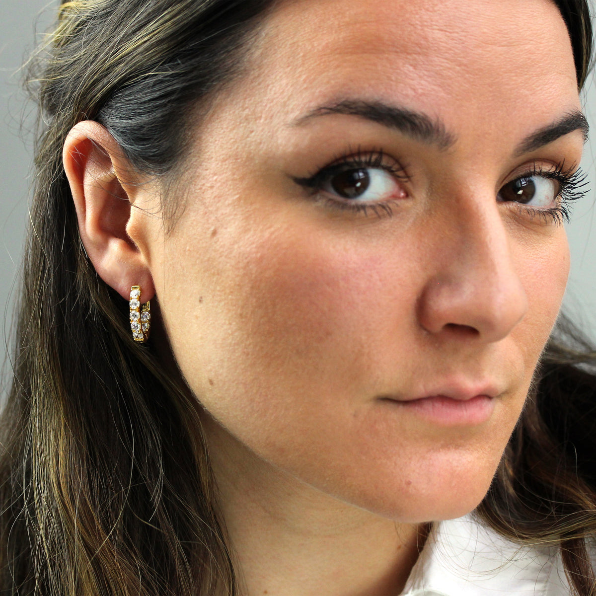 Boucles d'oreilles créoles Huggie Eternity en argent sterling plaqué or et zircones cubiques de 18 mm