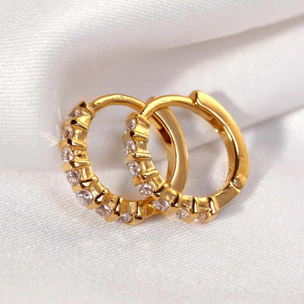 Boucles d'oreilles créoles en argent sterling plaqué or avec barre en zircone cubique