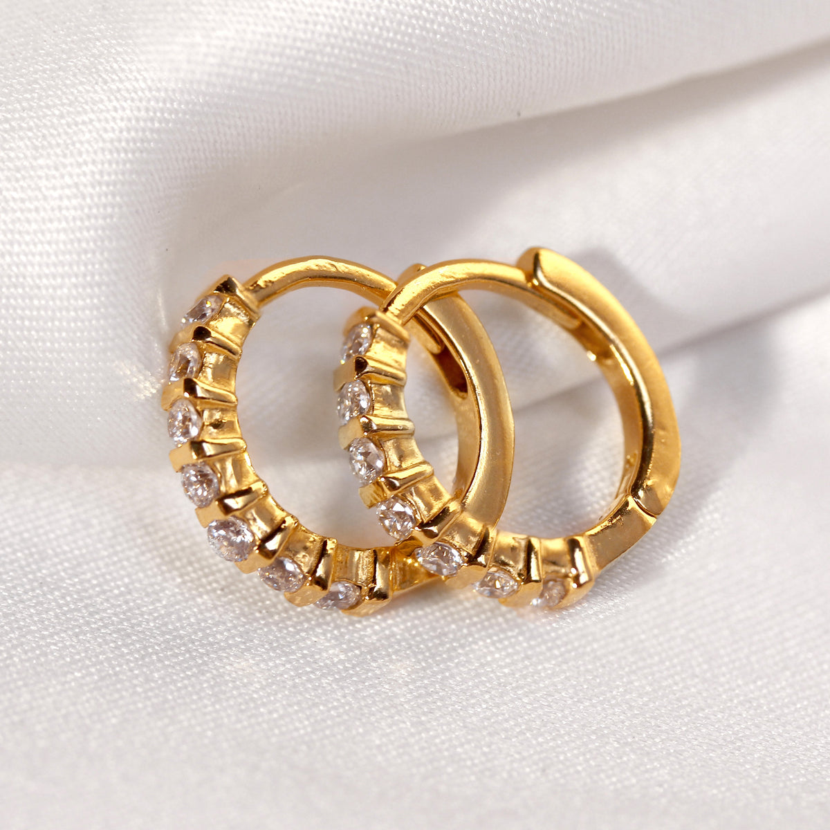 Boucles d'oreilles créoles en argent sterling plaqué or avec barre en zircone cubique