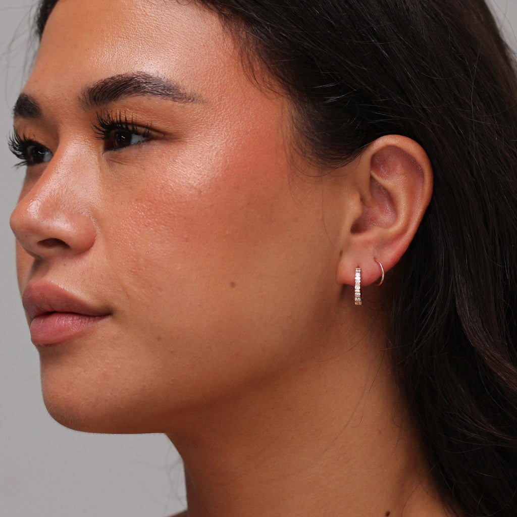 Boucles d'oreilles créoles en argent sterling plaqué or avec barre en zircone cubique