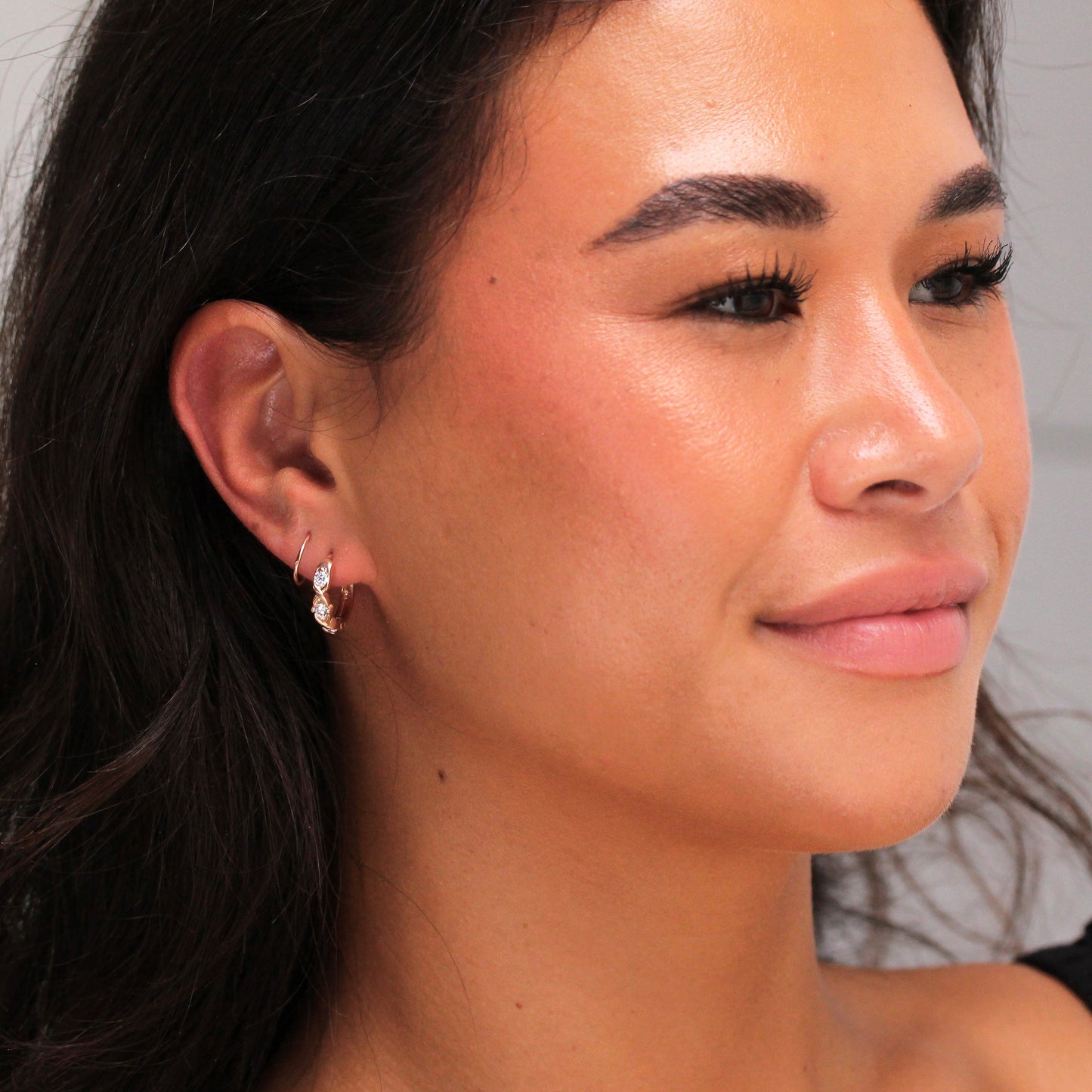 Boucles d'oreilles Huggie en argent sterling plaqué or rose avec triple zircone cubique