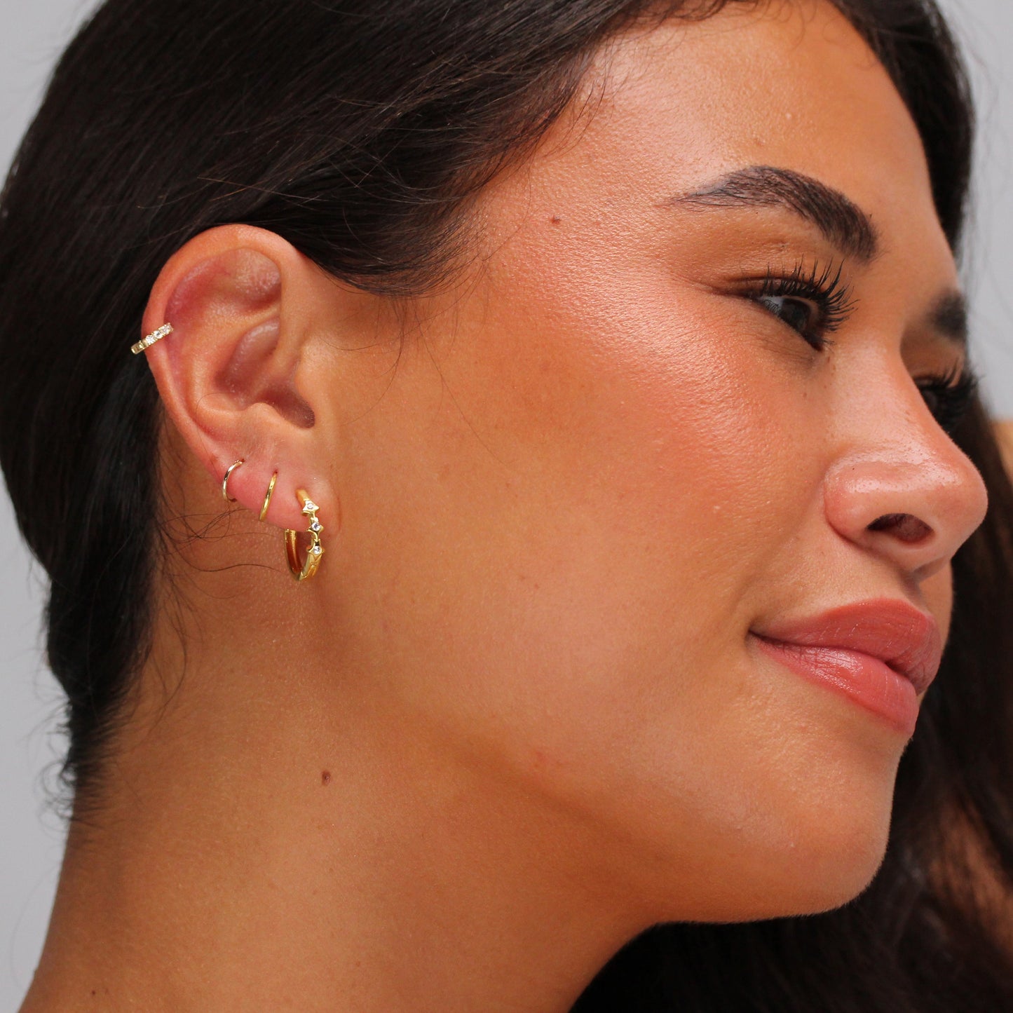 Boucles d'oreilles Huggie triple étoile en argent sterling plaqué or et zircones cubiques