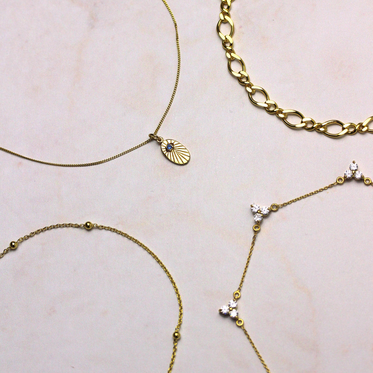 Collier en argent sterling plaqué or avec plusieurs trios de zircones cubiques