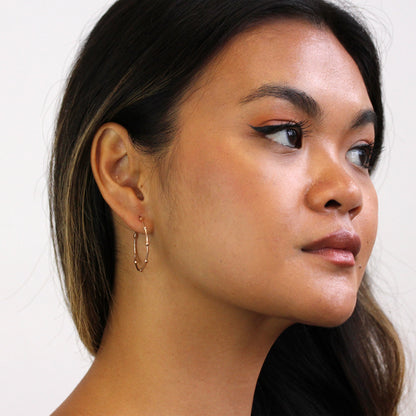 Boucles d'oreilles créoles à pompons en argent sterling plaqué or rose