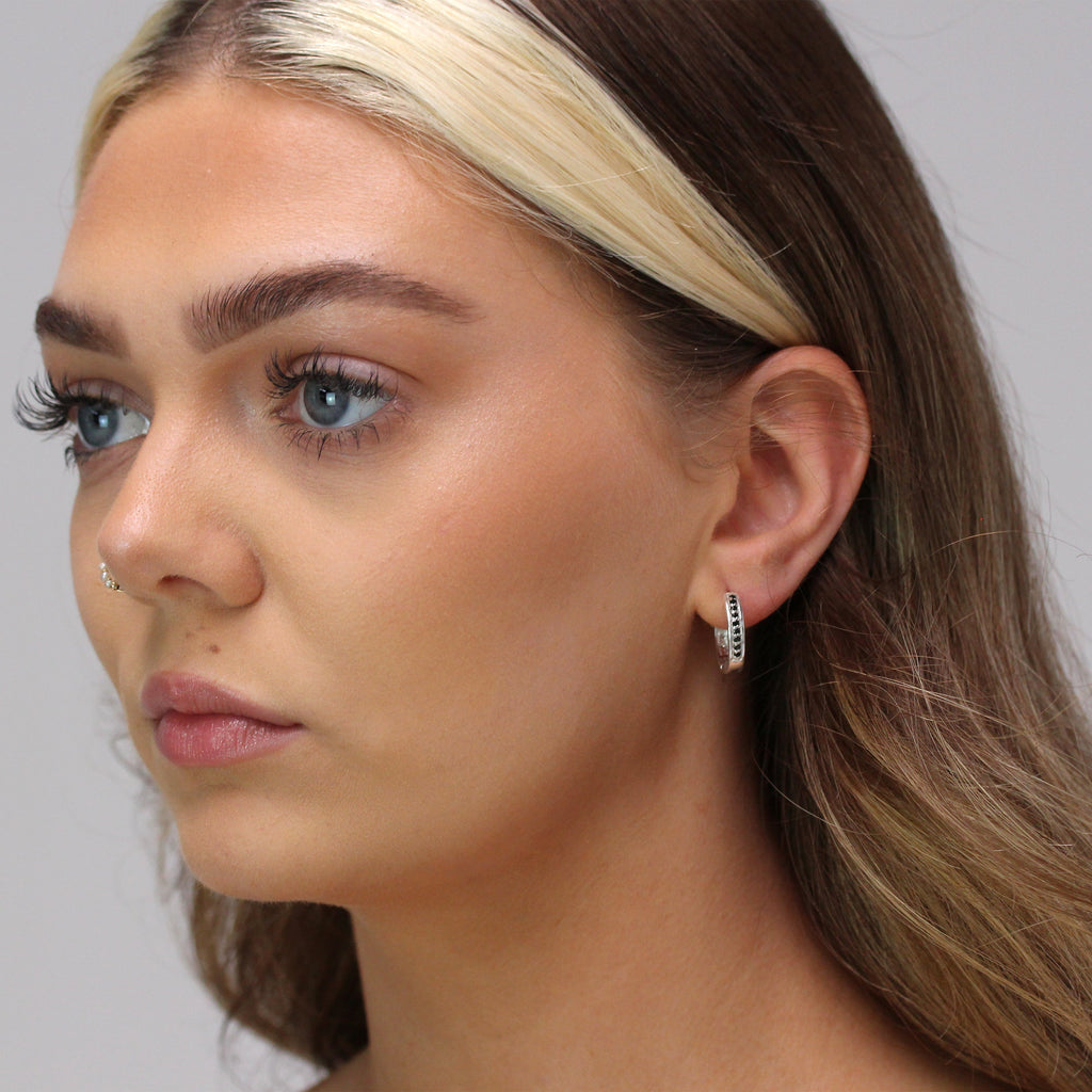 Boucles d'oreilles créoles en argent sterling avec zircones cubiques noires de 15 mm