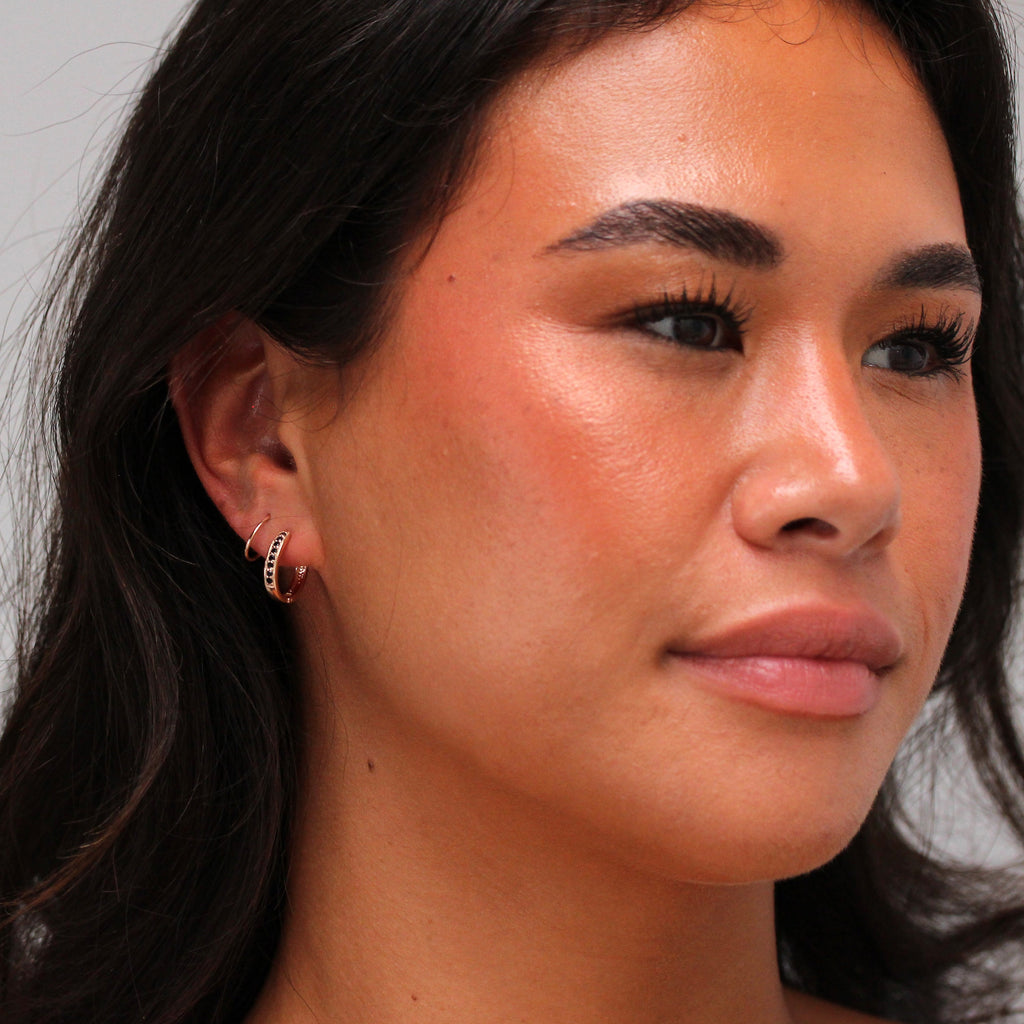 Boucles d'oreilles Huggie en argent sterling plaqué or rose et zircones noires