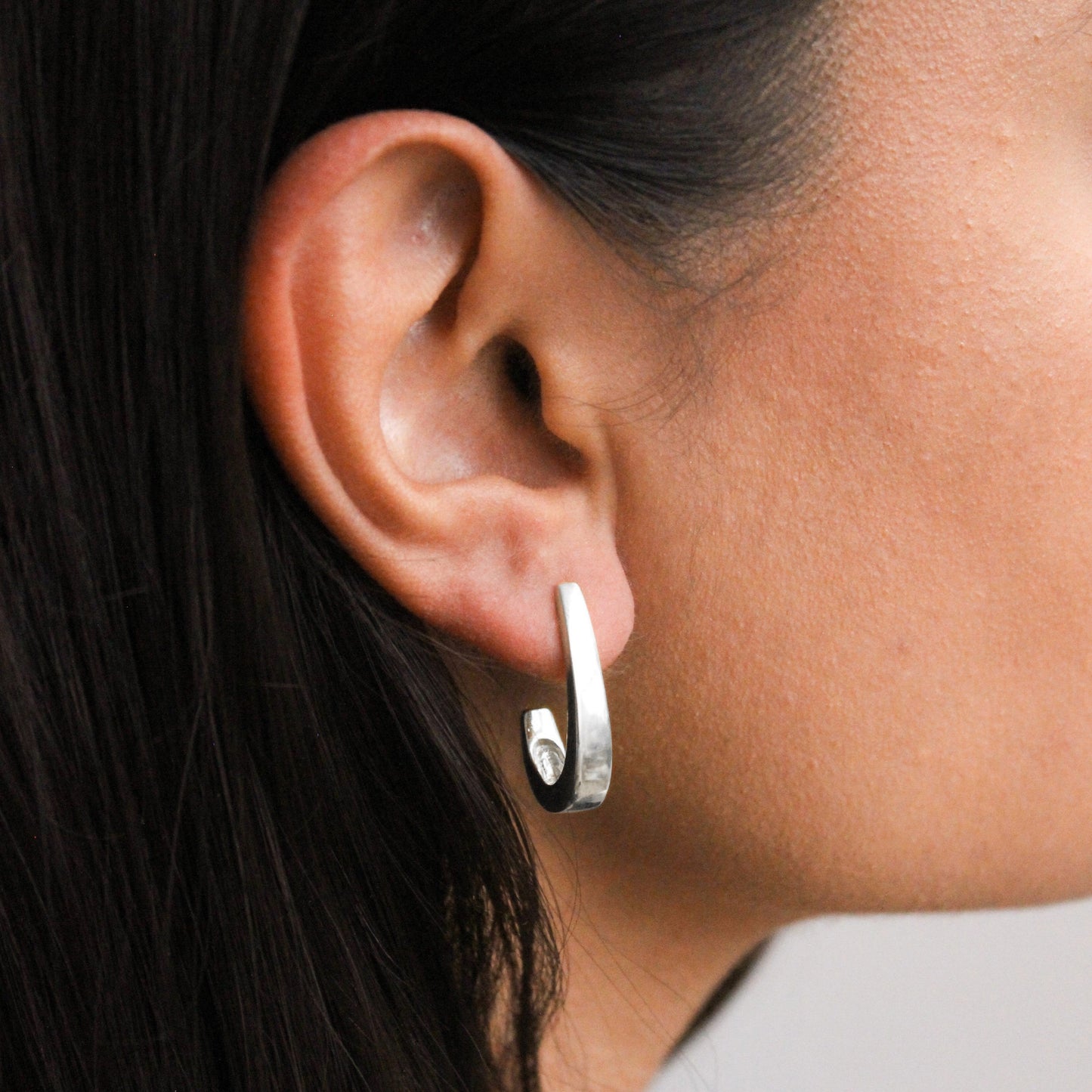 Boucles d'oreilles créoles ouvertes en argent sterling avec griffes à crochet