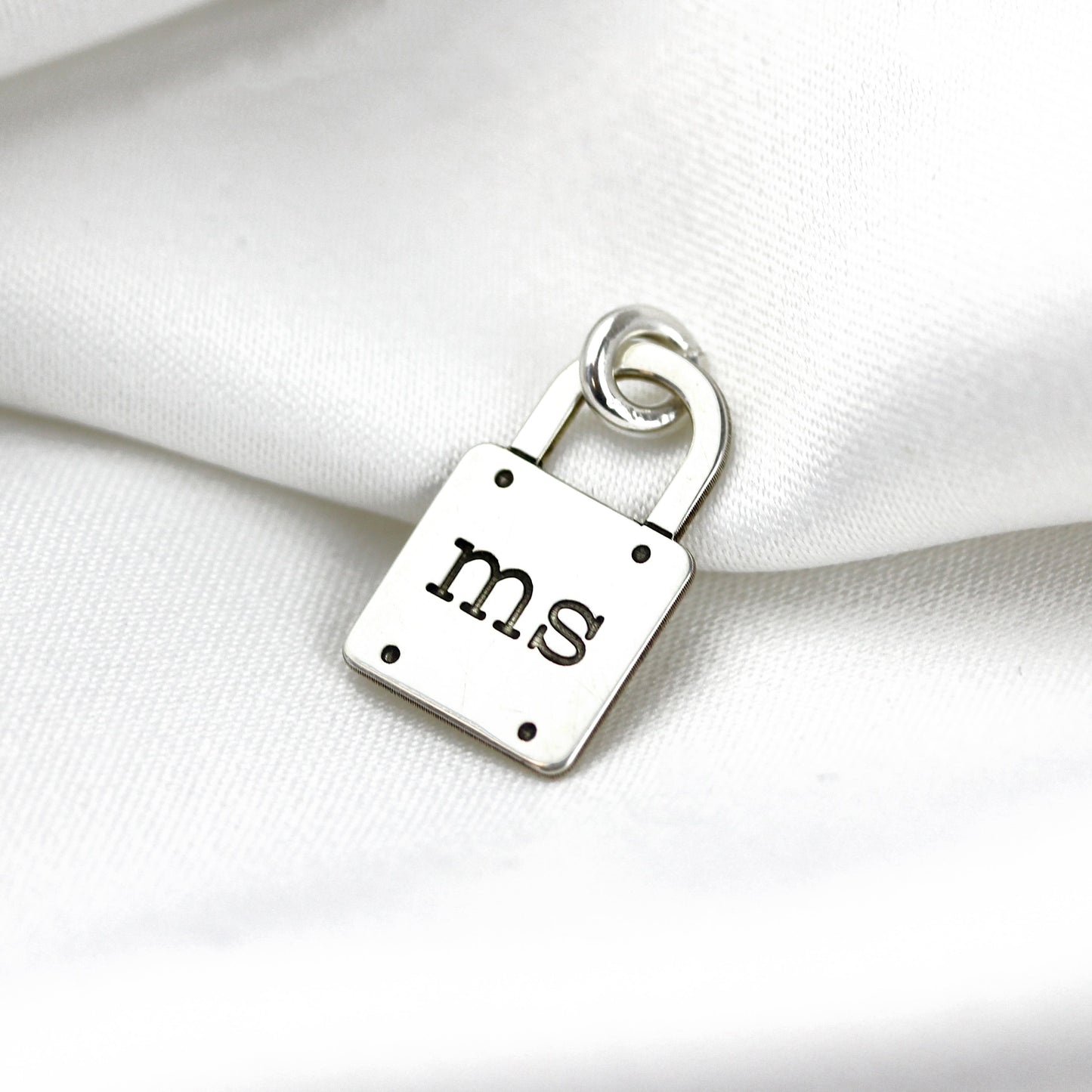 Breloque cadenas initiales en argent sterling sur mesure