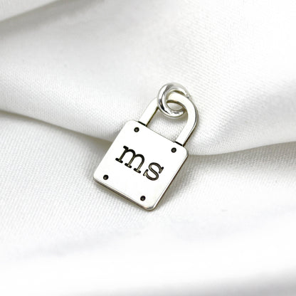 Breloque cadenas initiales en argent sterling sur mesure