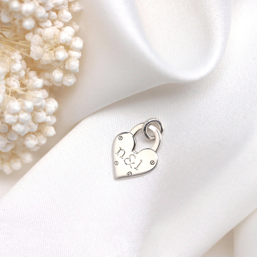Breloque cadenas initiales en argent sterling sur mesure