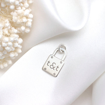 Breloque cadenas initiales en argent sterling sur mesure
