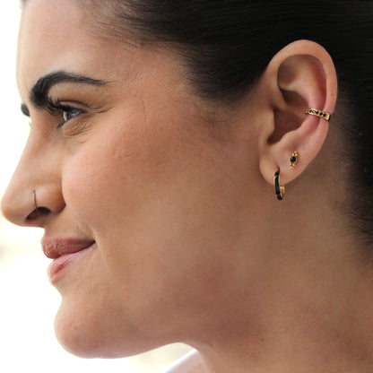 Petites boucles d'oreilles à tige en argent sterling plaqué or avec perles noires