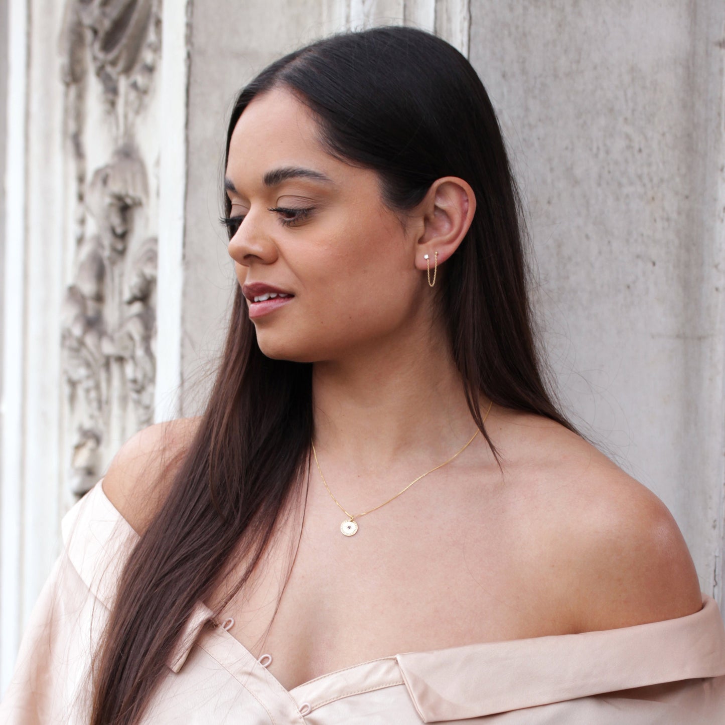 Boucles d'oreilles à double tige en argent sterling plaqué or avec boule en zircone cubique