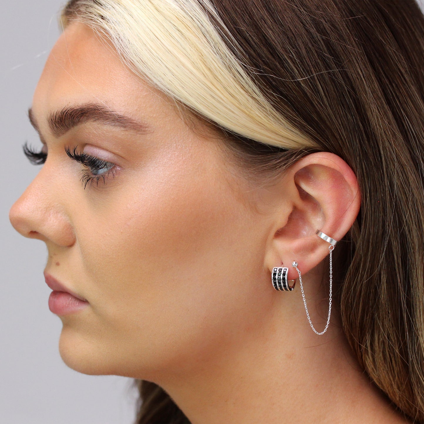 Boucle d'oreille simple en argent sterling avec chaîne à boule