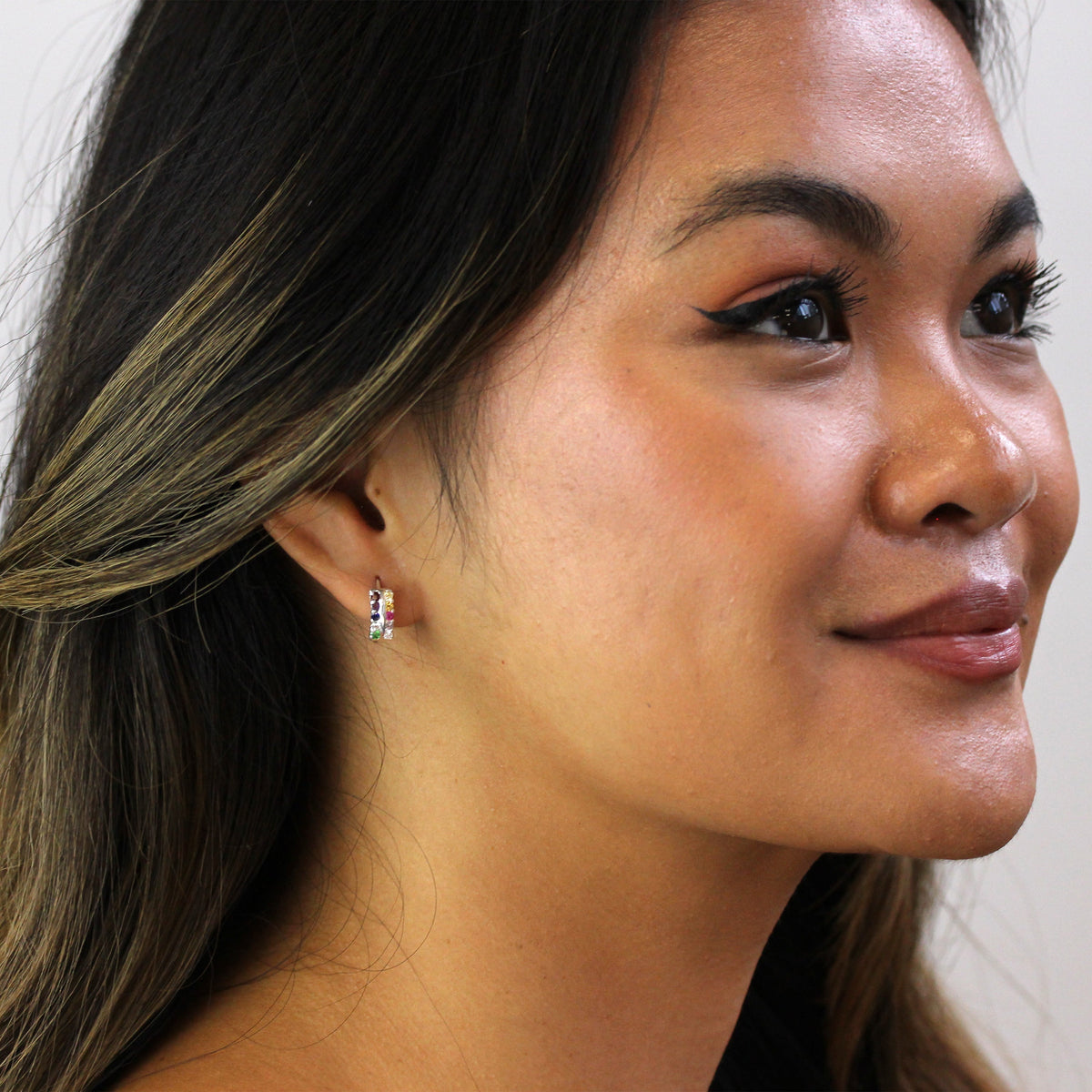 Boucles d'oreilles créoles en argent sterling avec zircones cubiques arc-en-ciel de 13 mm