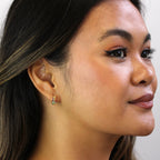 Boucles d'oreilles Huggie en argent sterling plaqué or avec zircones cubiques arc-en-ciel de 13 mm