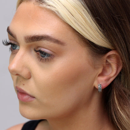 Boucles d'oreilles créoles Huggie 12 mm en argent sterling avec zircones cubiques noirs