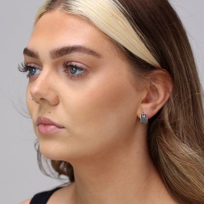 Boucles d'oreilles Huggie en argent sterling avec triple zircone noire de 13 mm