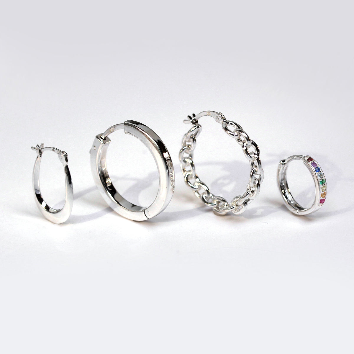 Boucles d'oreilles créoles en argent sterling avec pavé de zircones cubiques arc-en-ciel de 15 mm