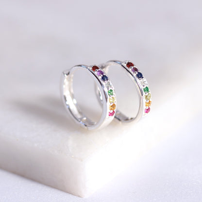 Boucles d'oreilles créoles en argent sterling avec pavé de zircones cubiques arc-en-ciel de 15 mm