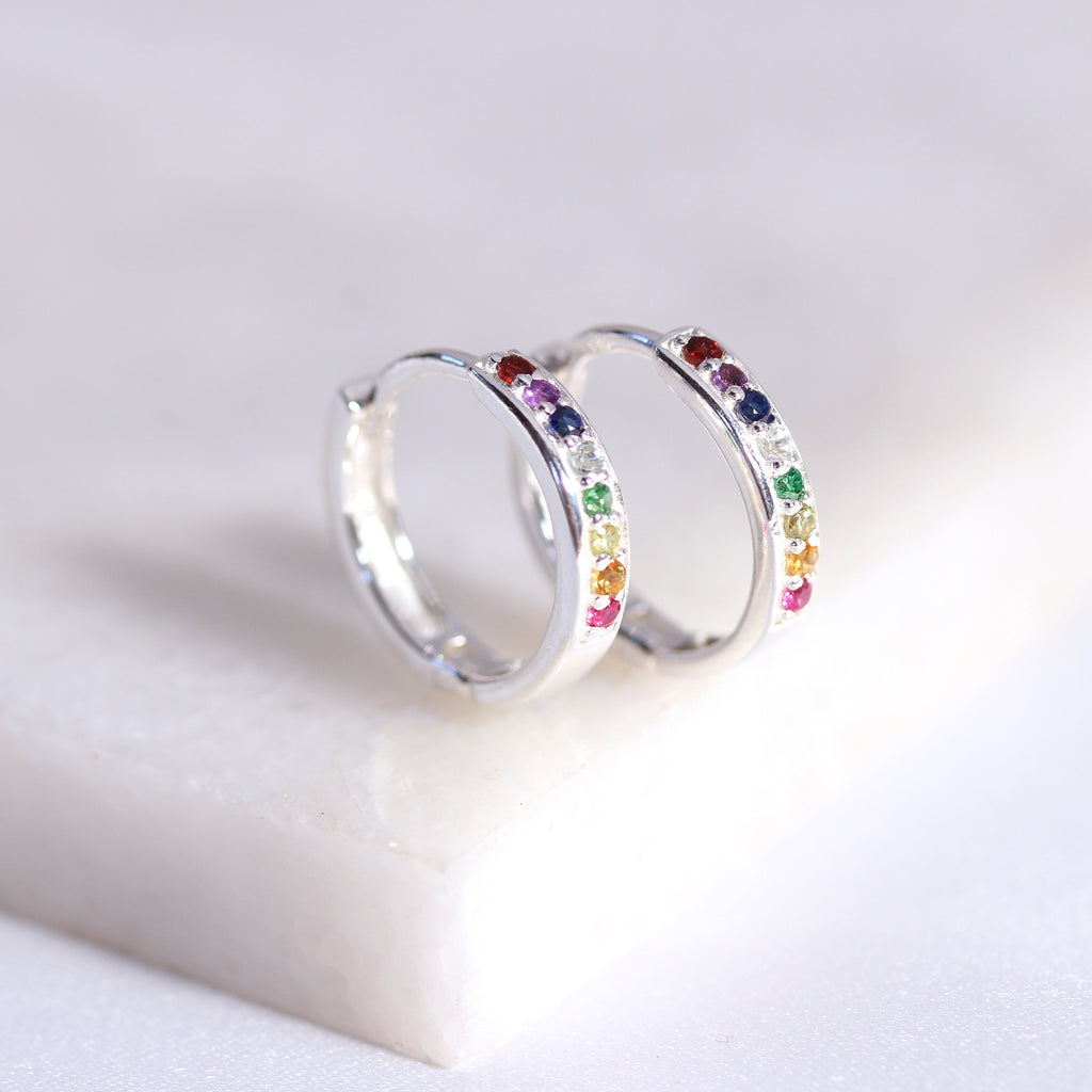 Boucles d'oreilles créoles en argent sterling avec pavé de zircones cubiques arc-en-ciel de 15 mm