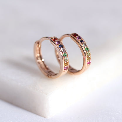 Boucles d'oreilles créoles en argent sterling plaqué or rose avec zircones cubiques arc-en-ciel de 15 mm