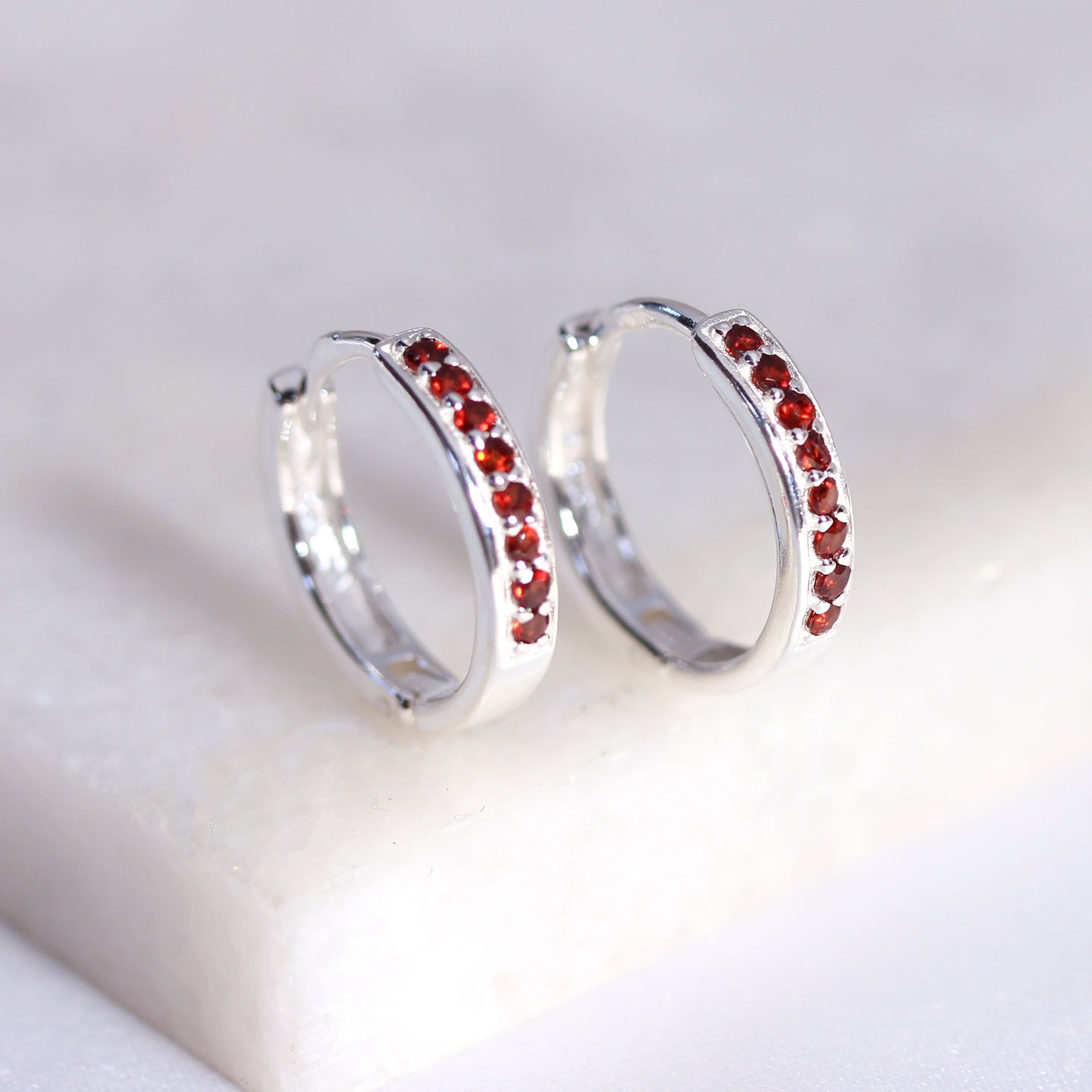 Boucles d'oreilles créoles en argent sterling avec grenat et zircones cubiques pavées de 15 mm